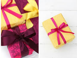 Cara bungkus kado dengan kertas mirip amplop jika kalian ingin memberikan hadiah yang susah dibungkus menggunakan kertas biasa, cobalah membungkus hadiah anda menggunakan cara ini. Apa Kata Beri Pengantin Hadiah Guna Balutan Fabrik Lace Barulah Ada Kelainan Pesona Pengantin