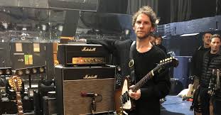 Noel gallagher started very modestly in terms of effects, relying heavily on his amps to push his signature distortion, and on studio production. A Day In The Life Of Mike Moore Marshall Com