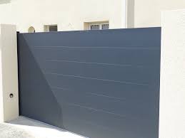 Les fabricants de portails la proposent pour les modèles conçus sur mesure et les modèles de très grandes dimensions. Portail Alu Sur Mesure Couleur Au Choix 100 Francais Le Portail Alu