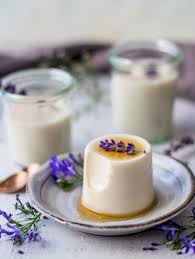 Lavendel Panna Cotta Vegan Und Leicht Klara S Life Lebensmittel Essen Panna Cotta Rezept Erfrischende Desserts