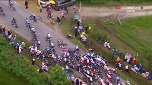 Un accidente masivo ocurrió en la primera etapa del tour de francia, la competencia ciclista más importante del mundo. Xoaqzhilac99wm