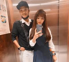 Thấy hai người phụ nữ thảo luận chuyện da trắng, mạc văn khoa đề nghị họ chuyển chủ đề ngay vì sợ nhục. Máº¡c VÄƒn Khoa Mua Nha Má»›i Sau 4 NÄƒm á»Ÿ Thue Sao Viá»‡t Viá»‡t Giáº£i Tri