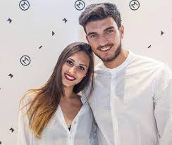 La quale, ovviamente, non ci ha pensato due volte a rispondere sì a marco. Marco Fantini E Beatrice Valli Fanno Una Promessa Sui Social