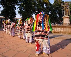 Esto quiere decir que la danza de los viejitos es un homenaje a este dios porque justamente era un dios viejo y los viejos eran consideradas personas de alto rango vestuario el vestuario corresponde a las estrategias de evangelización indígena; La Danza De Los Viejitos Tradicion Purepecha Morelia Invita