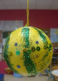 Une boule de noël rigolote. Une Boule De Noel Activites A La Maison