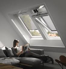 Vsi leseni deli so prevlečeni z belim poliuretanom, ki podaljša življenjsko dobo strešnega okna. Velux Integra Solar Hitzeschutz Markise Ggl Gpl Ggu Gpu Lichtundschatten24 De