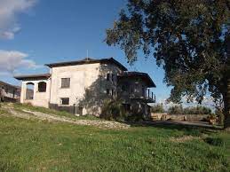 Casa singola in vendita a lamezia terme viale primo maggio, proponiamo in vendita bilocale indipendente cosi composto: Case In Vendita A Lamezia Terme Cz