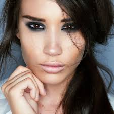 Osez aussi les paillettes et le mascara coloré pour vos soirées ! Tuto Maquillage Pour Yeux Marron Le Smoky Eyes Bleu