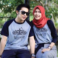 N pertama yang didapat ketika anda memakainya, dengan desain sederhana yang bisa memunculkan kesan rendah hati seorang wanita. Mypoly Kaos Couple Romantis Bebas Cetak Nama Terbaru 2021 Shopee Indonesia