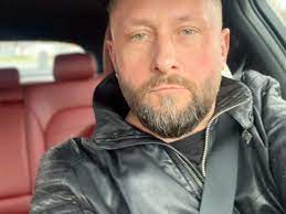 Kamil durczok wystawił na taras mieszkania w katowicach wielki głośnik i puścił utwór kazika twój ból jest lepszy niż mój. Moje Zachowanie Bylo Karygodne Dobranoc Panstwu Kamil Durczok Wiez