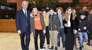 Sami modiano ripete quel gesto più volte, chiedendo agli le leggi razziali e l'espulsione da scuola la comunità ebraica sefardita dell'isola era la sua seconda famiglia, 2.500 persone che. Shoah Veltroni Racconta In Un Docu Film La Storia Di Sami Modiano Sopravvissuto A Birkenau