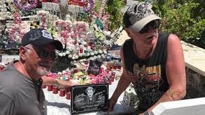 Certains fans n'hésitent pas à faire des milliers de kilomètres pour venir se recueillir sur sa tombe où ils peuvent croiser sa veuve, toujours présente sur l'île. La Plaque Des Fans De Johnny Est Bien Arrivee A Saint Barth