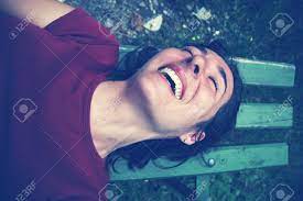 ベンチで笑いながらくすぐり、くすぐられた女性。トーンのイメージの写真素材・画像素材 Image 70821772