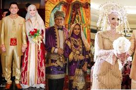 Hal ini dikarenakan model hijab syar'i menampilkan kesan yang menawan ketika pengantin wanita tiba di lokasi pernikahan. 10 Inspirasi Baju Pengantin Adat Minang Yang Syar I
