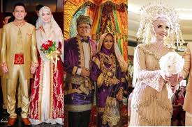 Jenis pakaian pengantin sendiri amatlah beragam tergantung dari acara apa yang sedang dihadapi. 10 Inspirasi Baju Pengantin Adat Minang Yang Syar I