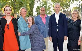Sophie cluzel, qui dit exclure de quitter le gouvernement pour figurer sur la liste muselier, a par ailleurs tendu la main aux maires de toulon et de nice. Exclusif Delphine Ernotte Sophie Cluzel Avec Sa Fille Julia Et Son Mari Bruno Franck Riester Concert De Paris Sur Le Champ De Mars A L Occasion De La Fete Purepeople