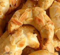 Croissants Aux Amandes Gateaux Algeriens Pate Sans Levure Le Sucre Sale D Oum Souhaib Gateau Algerien Recettes De Cuisine Alimentation