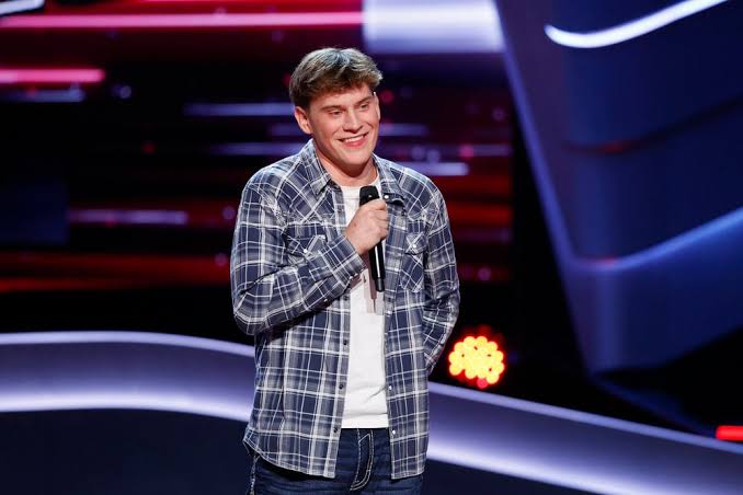 WATCH: Riley Green Leaves His 'Voice' Chair To Join Contestant Joe Henley  For 'My Way' Performance - Country Now
