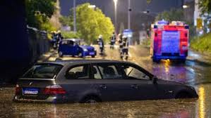 Viel regen sorgt für zu nassen sommer. Unwetter Starkregen Und Sturm In Deutschland Altstadt Von Landshut Zeitweise Unter Wasser