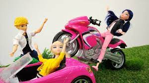 However, the next day, adrien offers her his umbrella and explains what had happened. Marinette Trifft Adrian Video Fur Kinder Mit Puppen Youtube