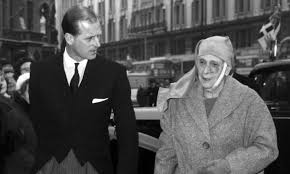 El duque de edimburgo, que tiene 99 años, abandonaba el hospital en un coche, en el asiento trasero, visiblemente deteriorado, pero al menos con su salud estabilizada. Alicia De Battenberg La Increible Historia De La Suegra De Elizabeth Ii