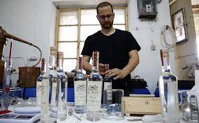 To water down, to dilute (a drink) to grow roots; ØµØ§Ù†Ø¹ Ø¹Ø±Ù‚ ÙÙ„Ø³Ø·ÙŠÙ†ÙŠ ÙŠØ°ÙˆÙ‚ Ø·Ø¹Ù… Ø§Ù„Ø´Ù‡Ø±Ø© Ø¨Ø¹Ø¯ Ù†Ø¬Ø§Ø­ Ø§Ù†ØªØ§Ø¬Ù‡ Ø§Ù„Ù…Ø­Ù„ÙŠ ØªØ§ÙŠÙ…Ø² Ø£ÙˆÙ Ø¥Ø³Ø±Ø§Ø¦ÙŠÙ„