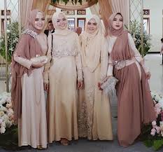 Inspirasi model baju pesta brokat simpel untuk hijaber yang ingin ke kondangan jadi bridesmaid. 30 Model Baju Kondangan Muslim 2020 Kekinian Banget