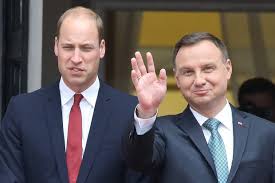 Zobacz galerię 14 zdjęć dp Ambasada Brytyjska Zartuje Z Andrzeja Dudy Przypomnieli Zdjecie Na Ktorym Zafascynowany Patrzy Na Ksiecia Williama