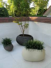 Garten Gestalten Grosse Blumentopfe Naturnahe Gartengestaltung Zaun Pflanzen Topfgarten Gartendekor