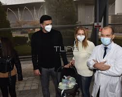 Σημαίνει «από τότε που ήμουν μωρό και τα νύχια μου ήταν μαλακά, απαλά» δηλαδή από πάντα, και δείχνει την εξοικείωση με κάτι. Tzenh Mpalatsinoy E3ithrio Apo To Maieythrio Me To Mwro Sto Pleyro Ths O Basilhs Kikilias Ti Les Twra