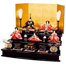 雛人形 三段五人飾りセット【P84101】 黄金色の屏風に存在感のあるの華絢爛な三段五人飾りお雛様！ |  職人手作りの【秀光人形工房】五月人形・鯉のぼり・おひなさま人形工房