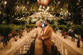 Penyanyi terkenal yunalis mat zarai'ai atau yuna, 32, dan pasangannya adam sinclair, 34. The Love Story Behind Singer Songwriter Yuna Filmmaker Adam Sinclair S Wedding In The Malaysian Jungle Flipboard