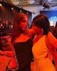 Mia Khalifa super sexy si scatena per Cuoricini e Anna Pepe: le FOTO  virali alla Milano Fashion Week