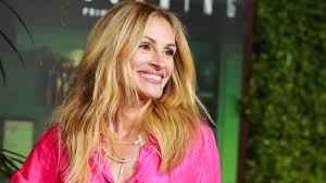 View yourself with julia roberts hairstyles. Julia Roberts Cut Her Hair Into A Short Wavy Lob See Photos Allure