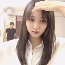 くるんと巻いた前髪ってやっぱりかわいいですよね でも 自分でやってもなかなか思うようにならなかったりする方もいらっしゃるのでは 不器用さんや 前髪を巻くのが苦手な方向けのセルフスタイリングを動画でご紹介します こちらは 表参道 of hair スタイリストの