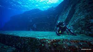 Steps In The Background At Monument Diving Yonaguni Okinawa Japan By Diveplanit Diving Monument Underwater Ruins