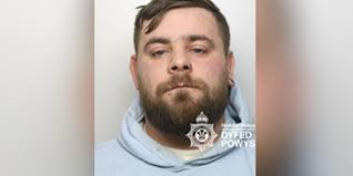 Carcharu dyn o Rydaman am dreisio menyw yn ei chartref ei hun