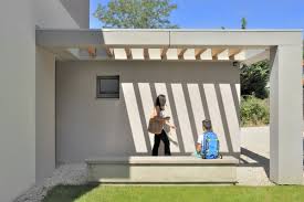 Maison Contemporaine Dans L Ouest De Lyon Entree Avec Une Pergola Et Un Banc En Beton Banche Construction Maison Neuve Maison Contemporaine Maison