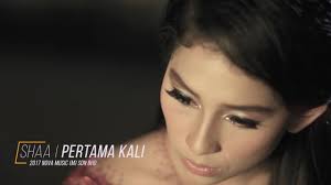 Download lagu pertama kali dapat kamu download secara gratis di waptrick, stafaband & planetlagu. Shaa Pertama Kali Video Muzik Rasmi Youtube