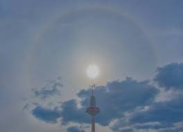 She is likeable) bleed over into judgements about their specific traits (e.g. Halo Effekt Runder Regenbogen Sorgt Fur Erstaunen