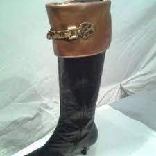 Matching Your Hat To Your Shoe To Your Bag Or Your Necklace To Your Earrings Has A Tendency To Look Dated Mixing Up Your Accessori Boots Shoes Stacy London