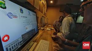 Yang bertugas menvalidasi pendaftaran di samsat adalah polisi, termasuk mengecek kelengkapan berkasnya. Cara Bayar Pajak Kendaraan Sambil Rebahan Di Rumah Saat Wfh