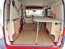 ｎｅｗキャンピングカー ｃｏｍｆｙ ｔｙｐｅ 誕生 積む遊ぶ寝るをコンセプトに製作されたｃｏｍｆｙ 釣り道具 サーフボード ロードバイク等 片側にタップリ積み込んでも上下で就寝出来ますので色々なシーンで活躍します 片側2段ベッド ウッドフローリング