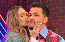 Christian nodal y belinda han demostrado ser muy unidos y darse apoyo en los momentos más duros de su vida, convirtiéndose en una de las parejas más sólidas del momento. Belinda Y Christian Nodal Continuan Las Criticas Por Su Compromiso Panama America