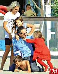 Perseguitata sui social per la relazione con claudio santamaria. Francesca Barra Con Claudio Santamaria E I Figli E Gia Famiglia Insulti Terribili Sul Social Gossip It