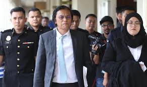 Aku tinggalkan mereka menuju tempat parkir. Dua Lelaki Didakwa Pecah Amanah Rm5 Juta