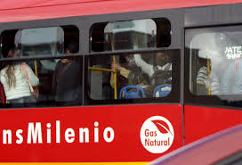 A sólo dos cuadras de @designbluestyle. Caos Por Aglomeraciones Y Congestion En Transmilenio La Fm