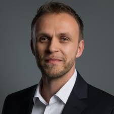 Ich habe einen neuen Job und arbeite jetzt als Controller bei Meierhofer…