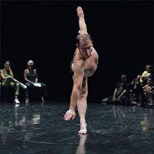 Actualités de olivier dubois, danseur et chorégraphe. Danse Pour Sortir Au Jour D Olivier Dubois Un Solo Retrospectif