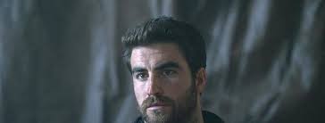 Quién es Marco Cáceres, el actor que da vida al policía de 'La chica de  nieve' en Netflix: el gran amigo de Arón Piper con diez años de trabajo a  sus espaldas